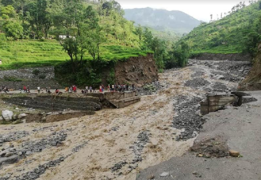 पक्की पुल बगाउँदा आवतजावत बन्द