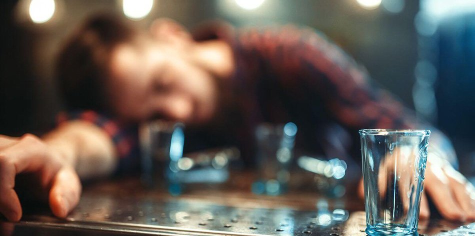 घरेलु रक्सी सेवन गरी गम्भीर बिरामी परेका दुई जनालाई पोखरा पठाइयो