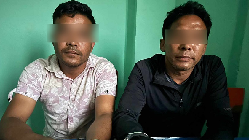 ७२ लाख रुपैयाँसहित २ जना पक्राउ