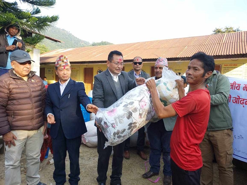 मन्त्री श्रेष्ठद्वारा थामी र हायु जातिलाई फाइवर सिरक वितरण