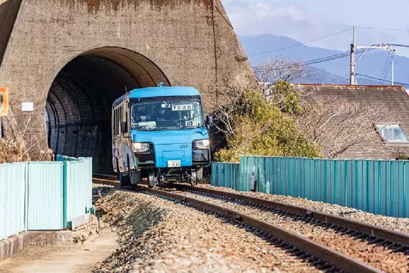 जापानमा अनौठो बस सेवा शुरु, रेलवे ट्रयाकमा पनि कुद्नसक्ने