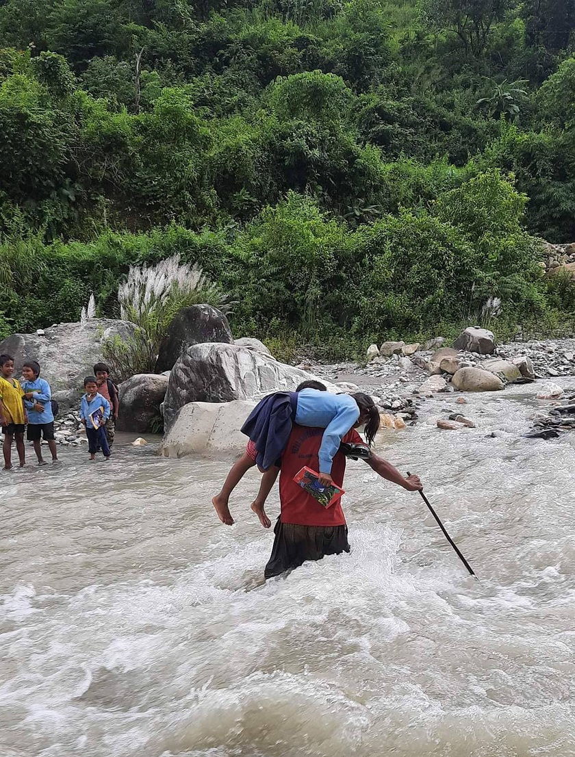 विद्यार्थीलाई खोला तारेर भिजेकै कपडामा कक्षामा