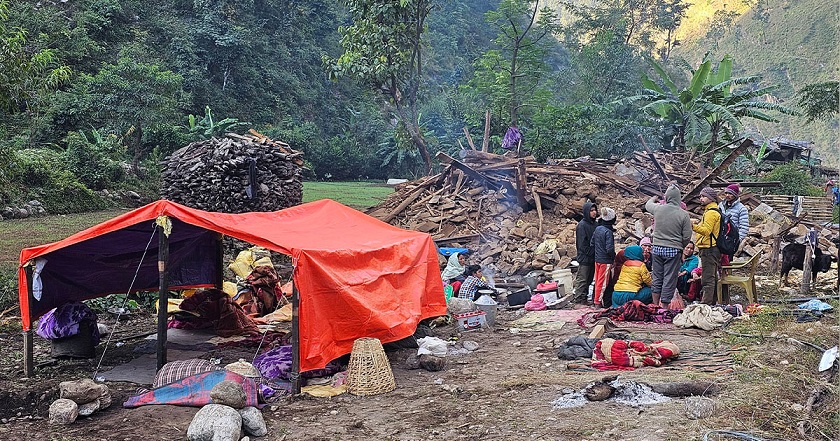 रुकुम पश्चिममा भूकम्पबाट मृत्यु भएका ५३ जनाकै परिवारलाई राहत वितरण