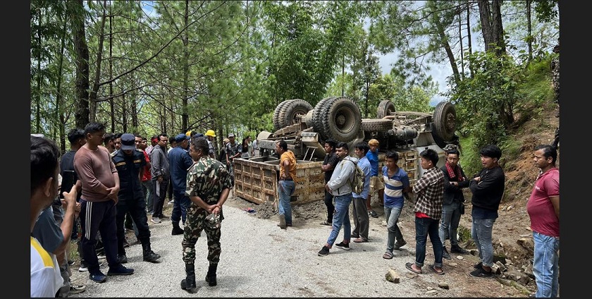 टिपर पल्टिँदा मेची राजमार्ग अवरुद्ध, दुई जना घाइते