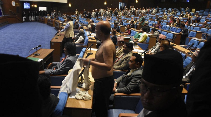 संसद बैठकमै अर्धनग्न बने अमरेश कुमार सिंह