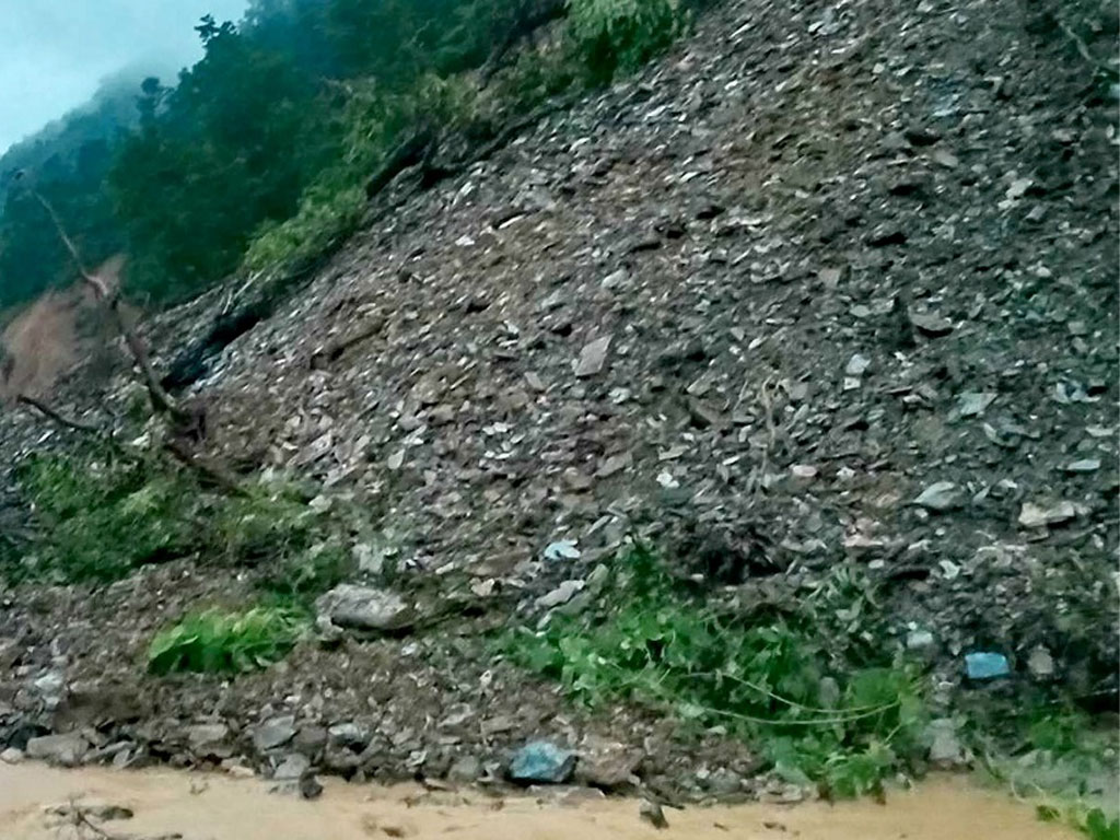पहिरोले अरनिको राजमार्ग बन्द