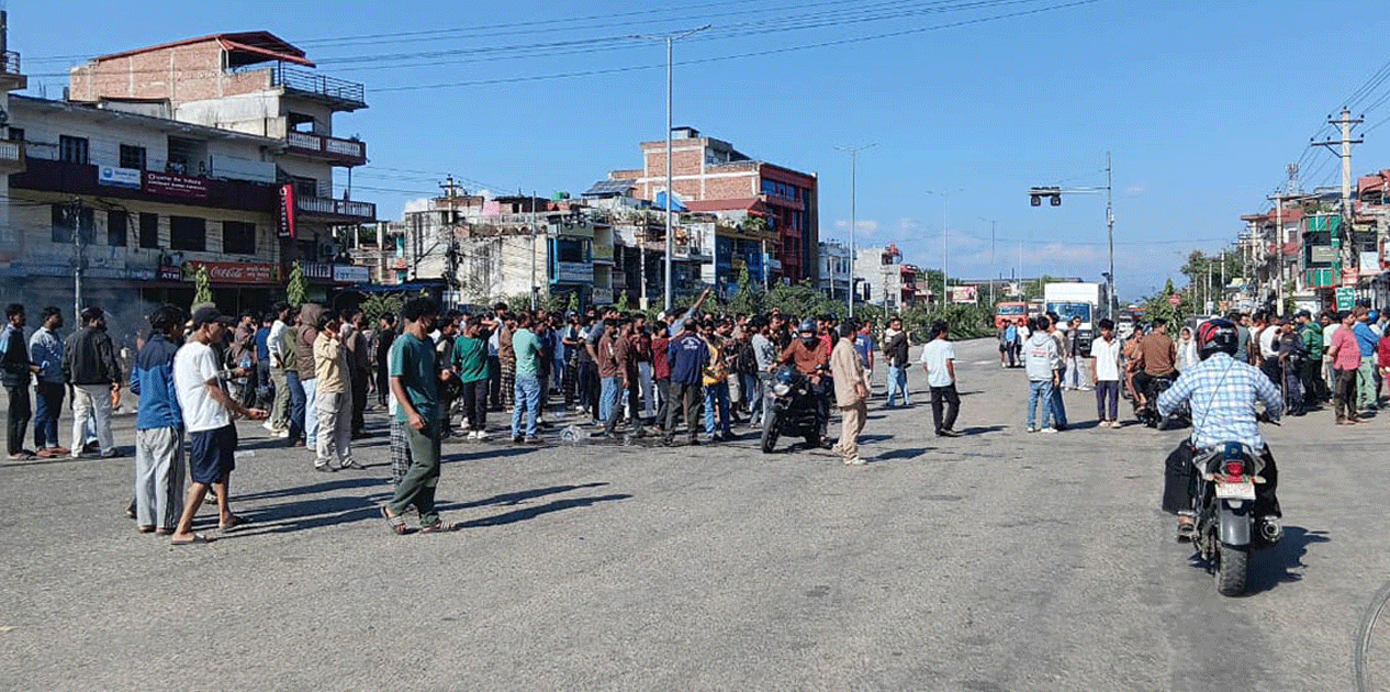 सिमरा बजार क्षेत्रमा कर्फ्यु उल्लंघन गर्दै युवाको प्रदर्शन