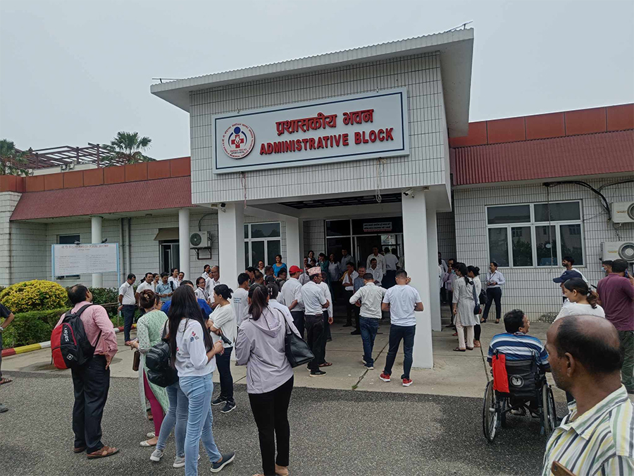 वीपी कोइराला क्यान्सर अस्पतालका कर्मचारी तलब नपाएपछि आन्दोलित