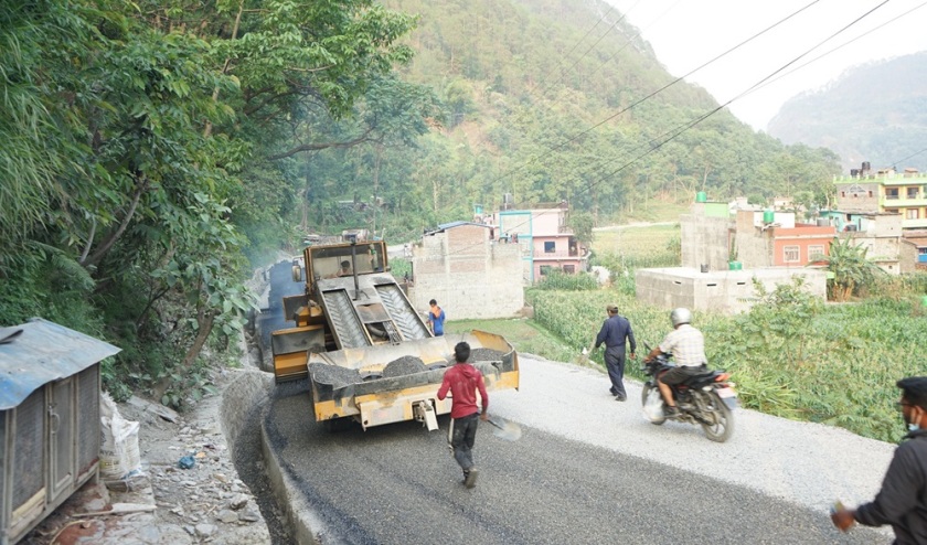 म्याग्दीका ग्रामीण सडक धमाधम कालोपत्र हुँदै