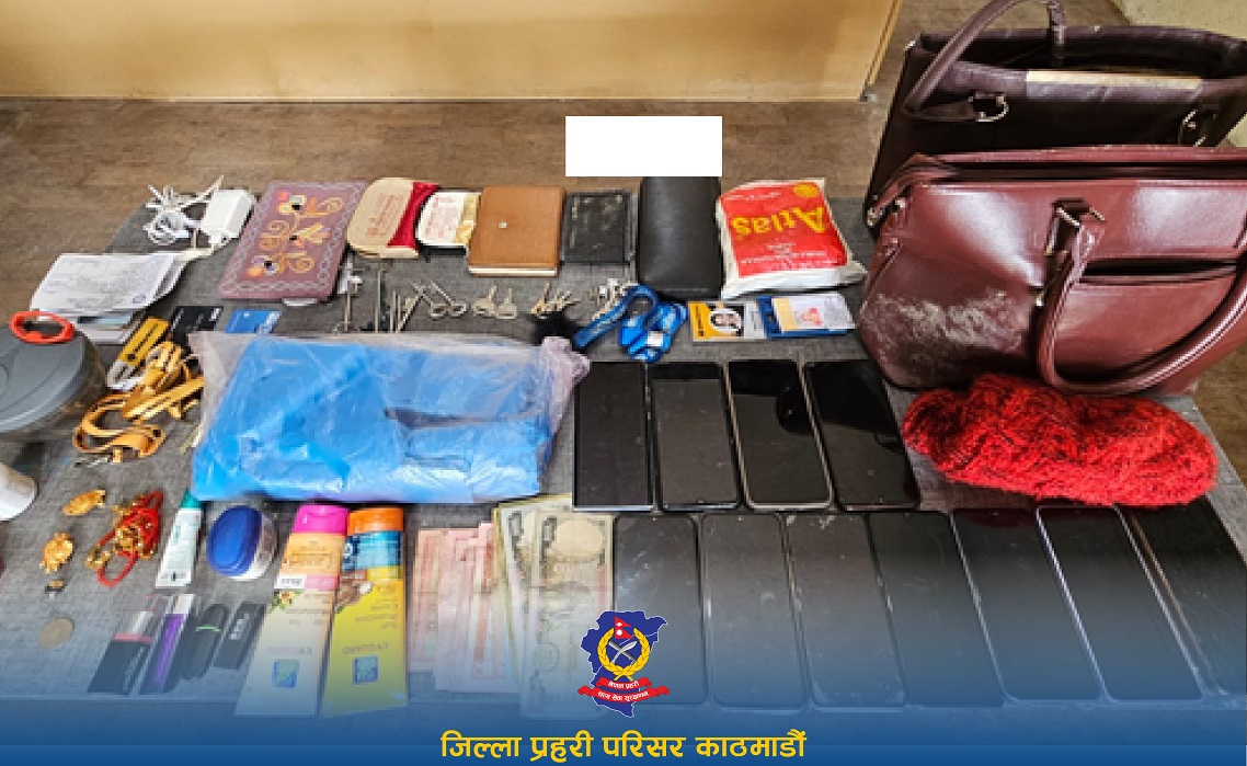 महिलाको हातबाट ब्याग खोस्ने चारजना पक्राउ