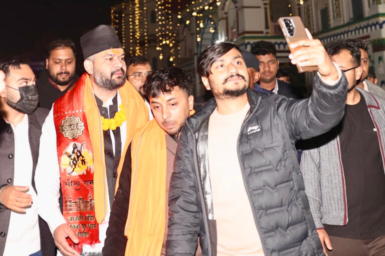 बालेन बिहानै पुगे जानकी मन्दिर