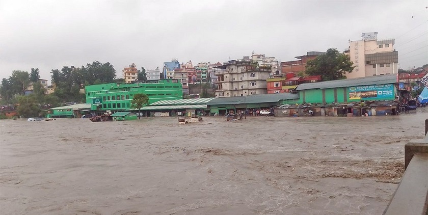 भारी वर्षाका कारण बल्खु तरकारी बजार डुबानमा