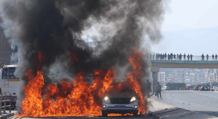 मन्त्री ज्वालालाई निकालेर ईपीएस आन्दोलनकारीले जलाए गाडी