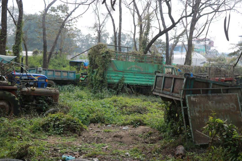 वन कार्यालयका कर्मचारीको लापरबाहीका कारण डिभिजन वन परिसरमा कुहिए लाखौका सवारी साधन