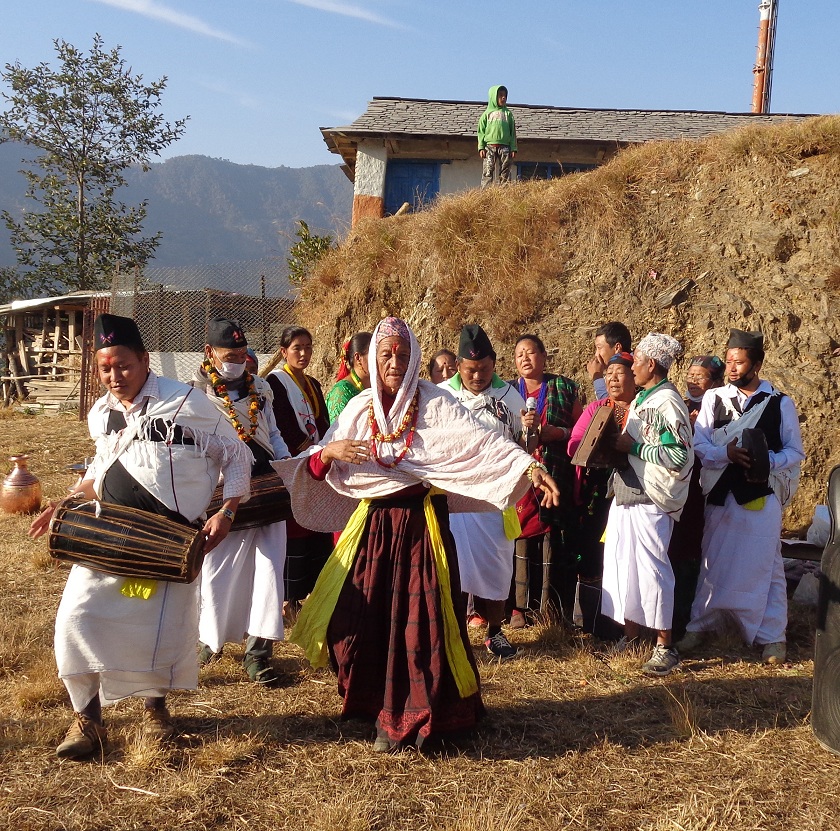 मारुनी नृत्य गर्दै कलाकार