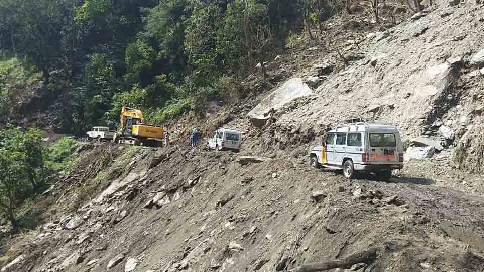 बाढीले बेँसीशहर-चामे सडक अवरुद्ध