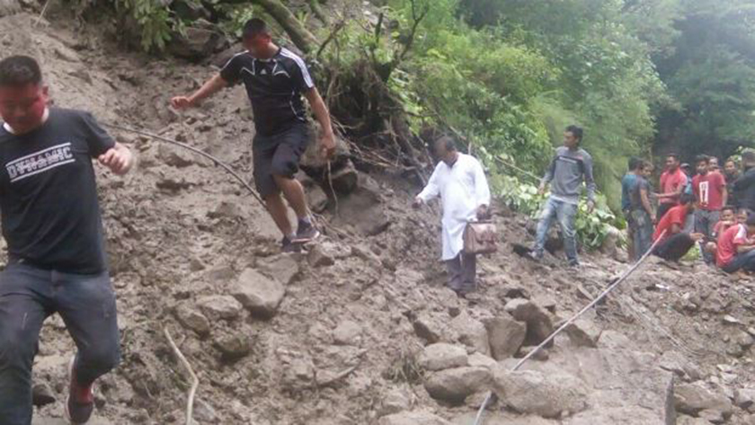 वर्षाका कारण बेँसीशहर-चामे सडक अवरुद्ध