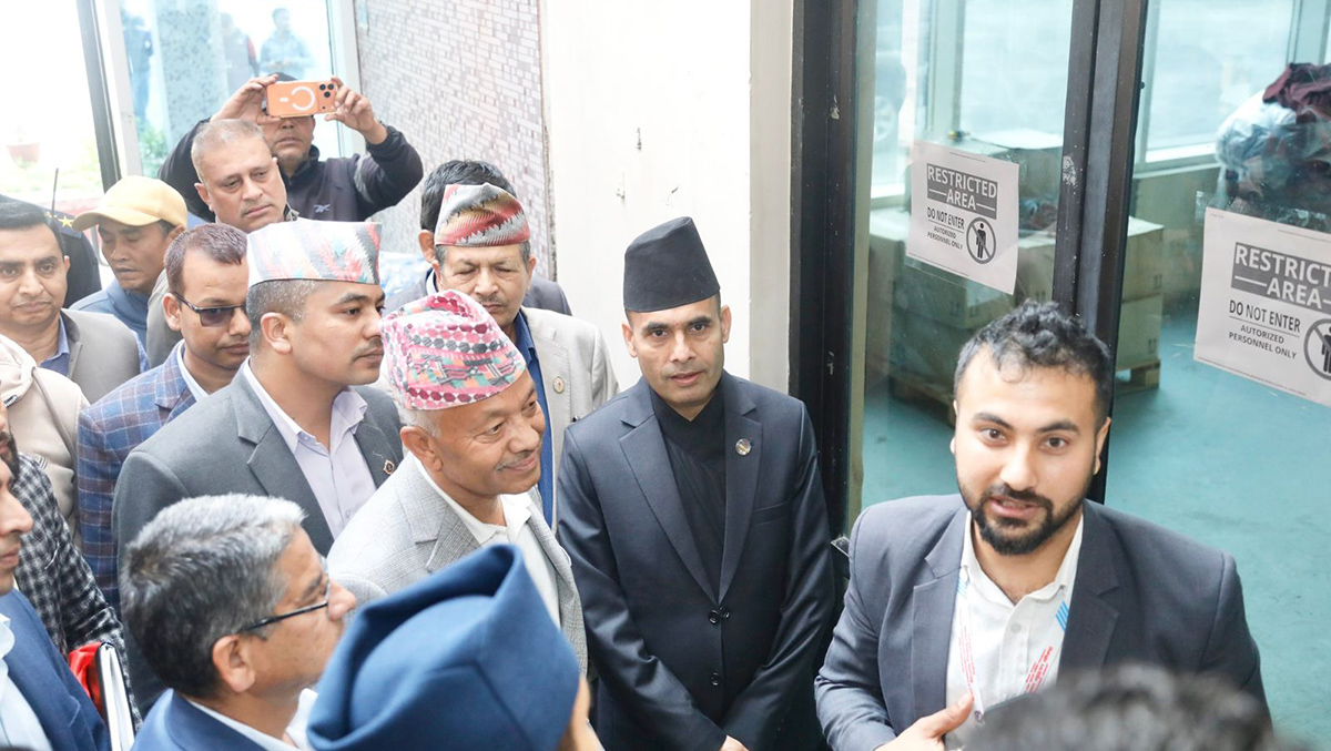 सञ्चारमन्त्रीले गरे सुरक्षण मुद्रणको निरीक्षण : २४ घण्टामै लाइसेन्स छापिने