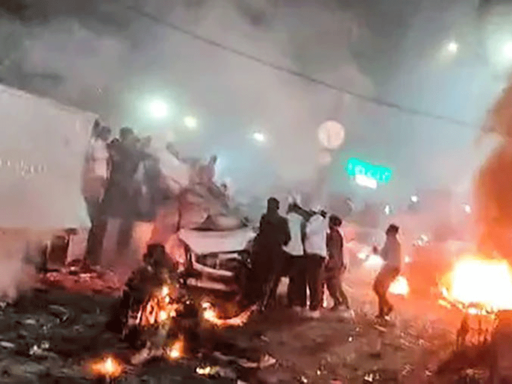 नयाँ दिल्लीस्थित लालकिल्ला स्टेशननजिक कारमा विस्फोट हुँदा १० को मृत्यु