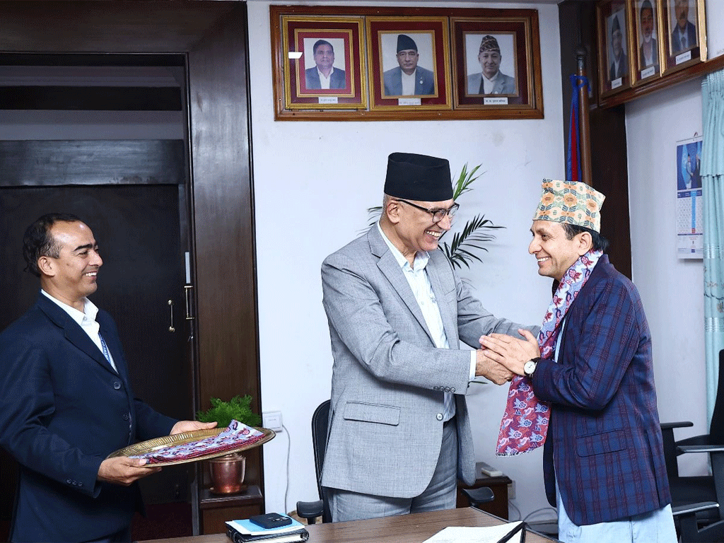 पोखरेलले लिए बीमा प्राधिकरण अध्यक्षको शपथ