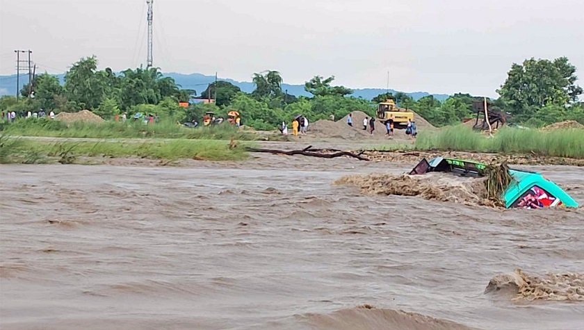 माडीमा घाँघर खोला तर्दै गरेको बस बाढीमा डुब्यो, यात्रु सकुशल