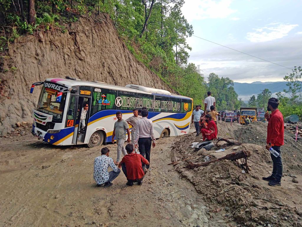 दाउन्नेमा अवरुद्ध सडक एकतर्फी सञ्चालनमा