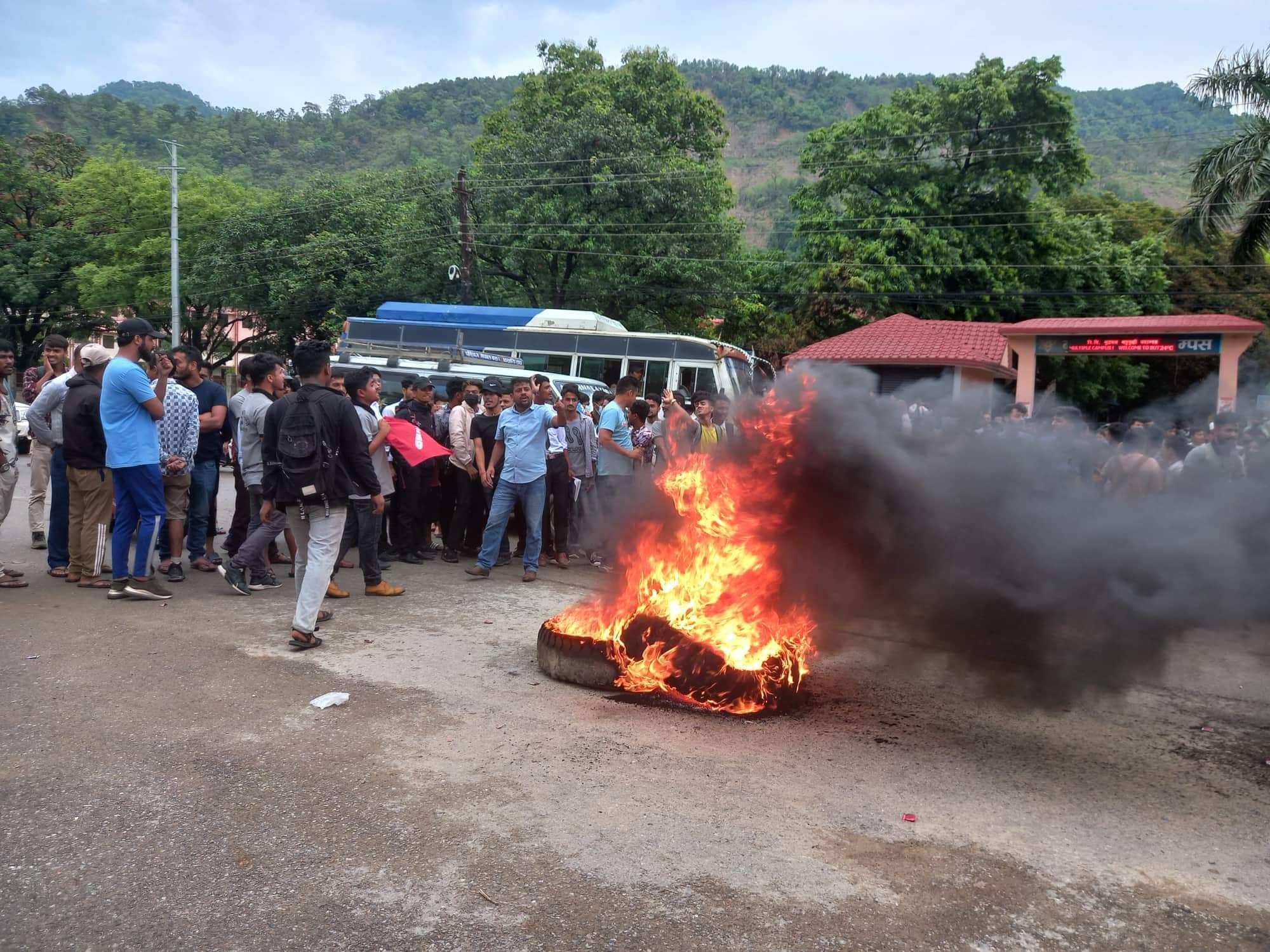 पेट्रोलियम पदार्थको मूल्य वृद्धिविरूद्ध विरोध प्रदर्शन