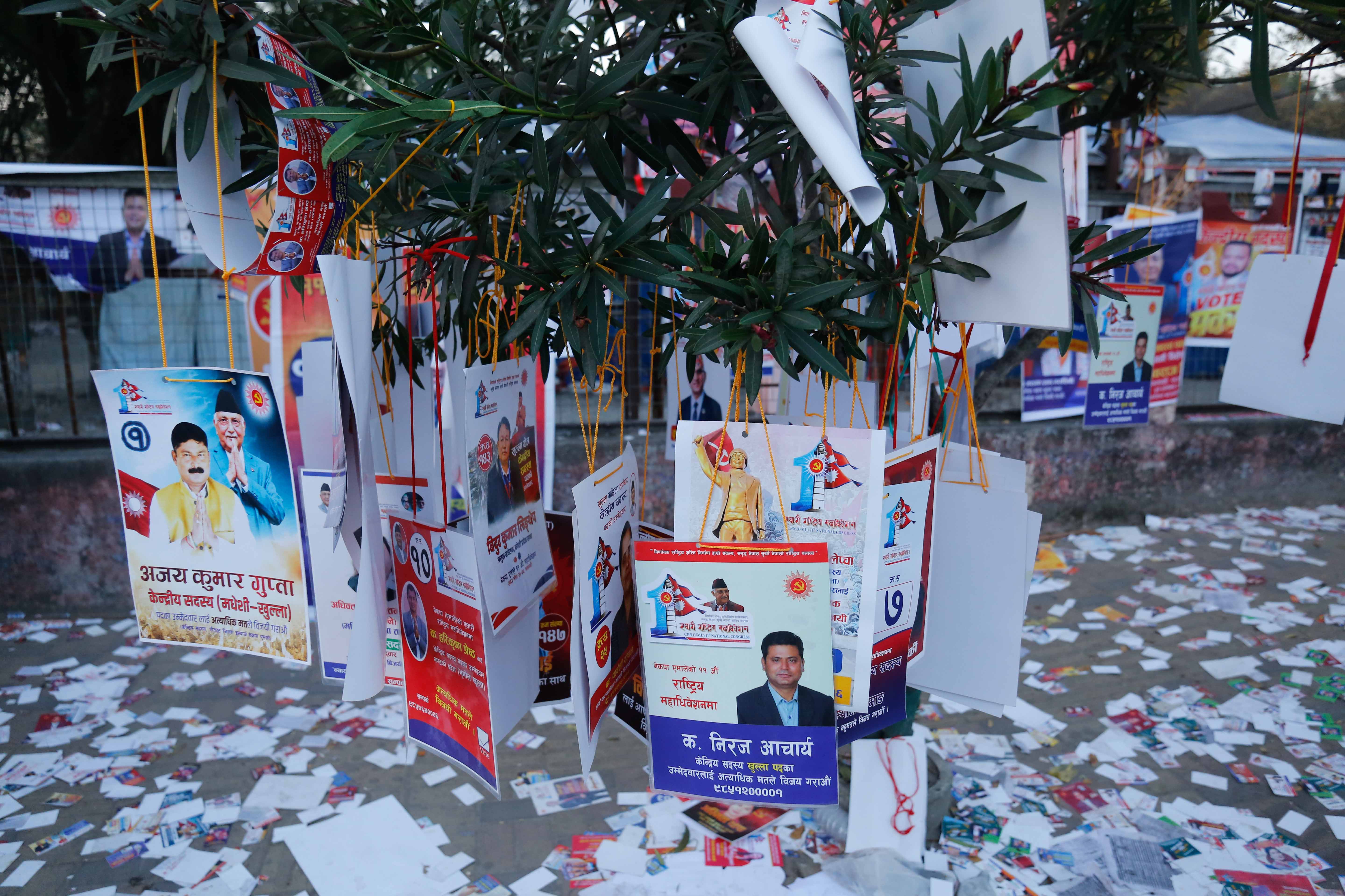 एमालेको प्रचार सामग्रीले कुरूप बन्यो भृकुटीमण्डप क्षेत्र