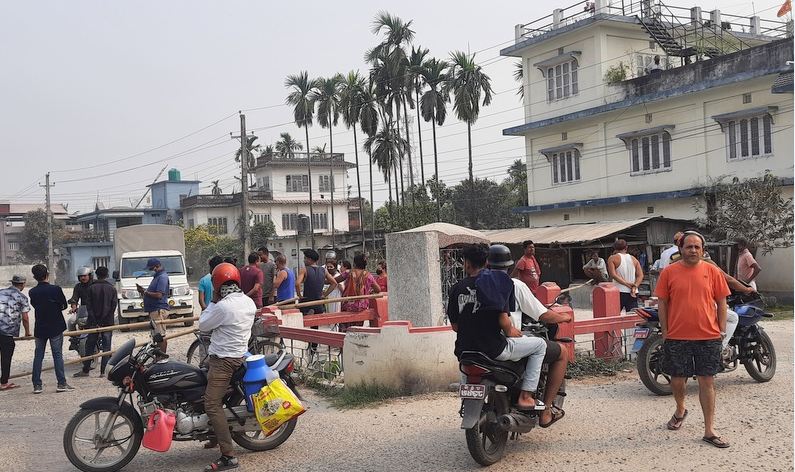 कालोपत्रेको काम यत्तिकै छाडेपछि धुलोपीडित स्थानीयले रोके सडक