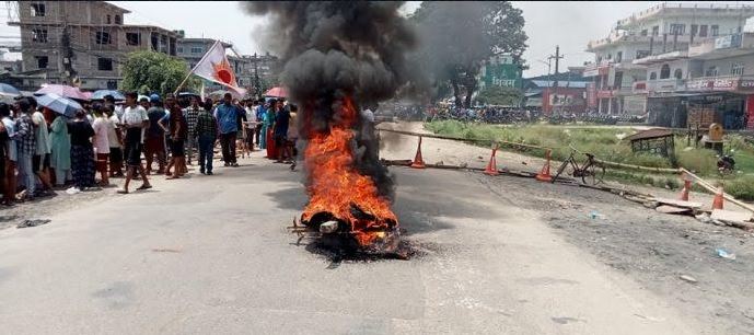 सर्लाहीमा खसेको मतभन्दा कम भेटिएपछि राजमार्ग अवरुद्ध