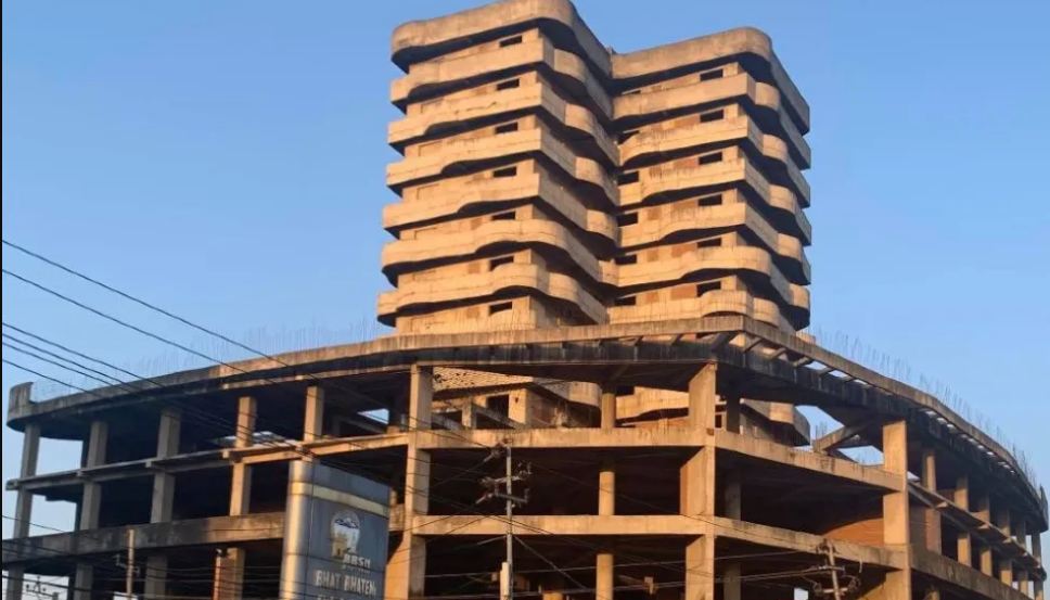 भक्तपुरमा दश बर्षदेखि अधकल्चो १७ तले भवनको भित्री कथा