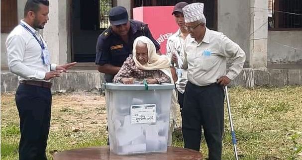 १०४ वर्षीया वृद्धाले गरिन् मतदान