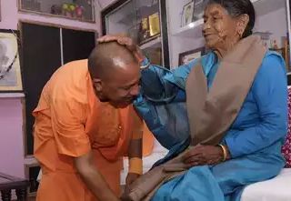 उत्तर प्रदेशका मुख्यमन्त्री योगी आदित्यनाथले पाँच वर्षपछि भेटे आमालाई