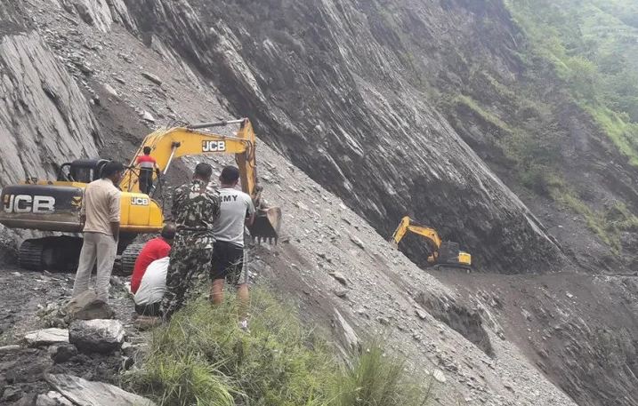 पहिरोका कारण बेनी–जोमसोम सडकखण्ड अवरुद्ध