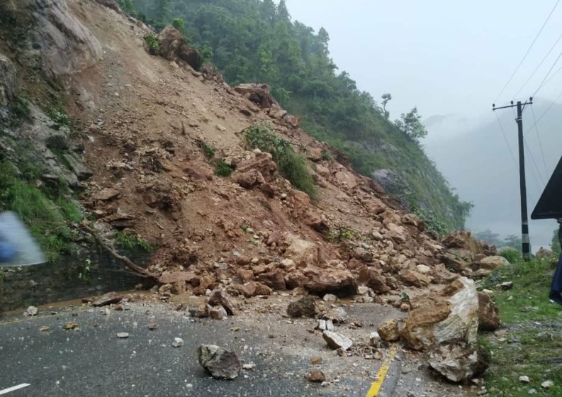 पहिरोका कारण लमजुङ र बाजुरामा सडक अवरुद्ध