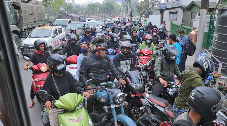 पेट्रोल पम्पमा बढ्न थाल्यो लाइन