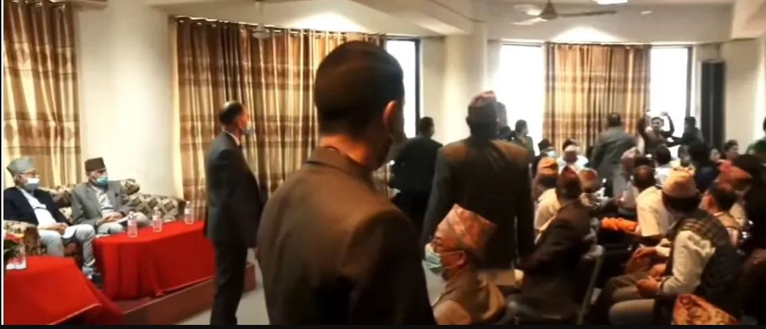 नागरिकता विधेयक खारेज गर्नुपर्ने भन्दै एक युवाले प्रधानमन्त्री सहभागी कार्यक्रममा प्रदर्शन