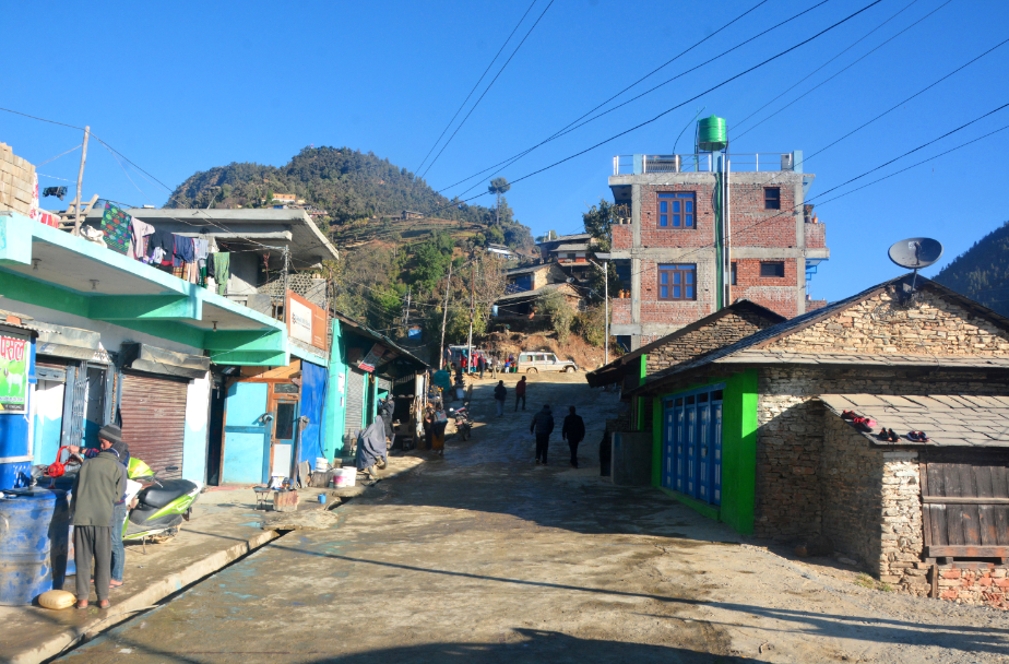 समृद्धिका यात्रामा लम्कदै ताराखोला