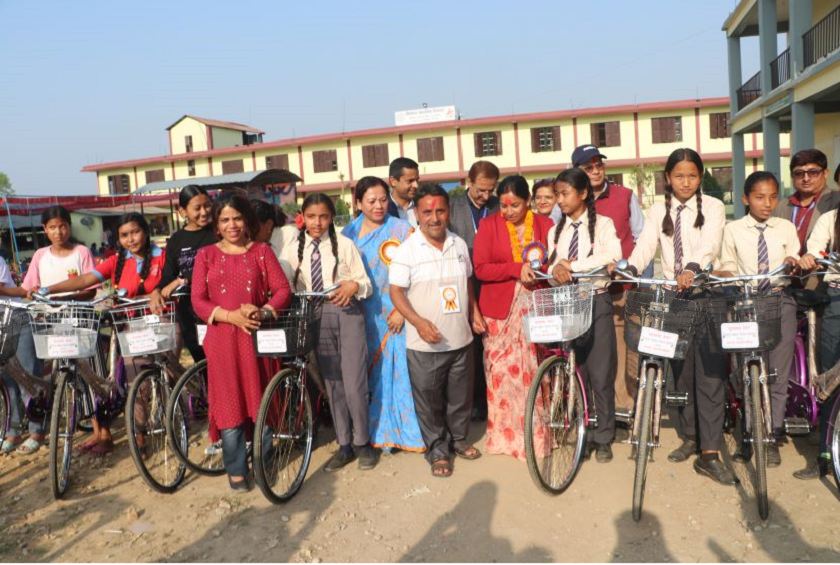 भरतपुर महानगरका  विपन्न ६० छात्रालाई साइकल वितरण