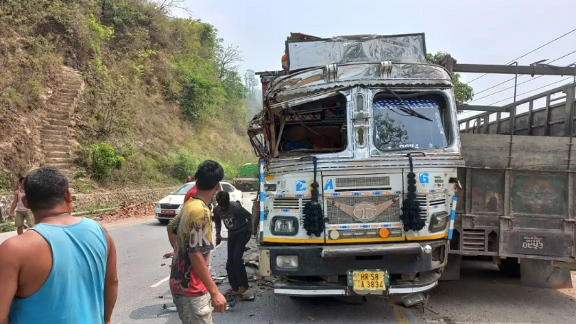 नारायणगढ मुग्लिन सडकमा तीन ट्रक एकआपसमा ठोक्किदा एकजना घाइते