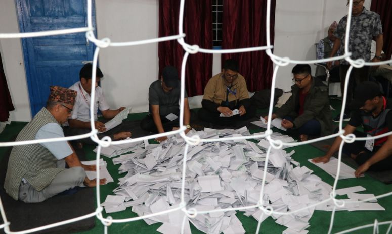 काठमाडौंमा एउटा मतपत्र गन्न २० मिनेट !