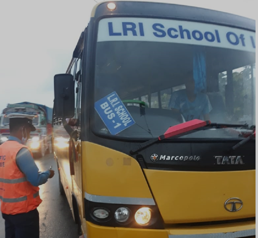 ट्राफिक प्रहरीको स्कुल बस चेकिङ : बिहानै मापसे गरेर स्कुल बस चलाउने ५ जना चालक भेटिए