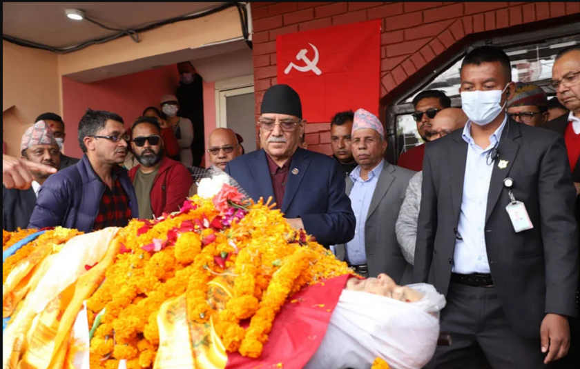 प्रधानमन्त्री प्रचण्ड नेता सरोज नेपाललाई श्रद्धाञ्जली दिन आलोकनगरमा