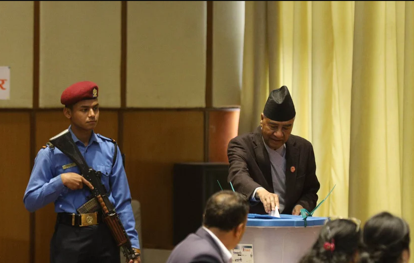 पूर्वप्रधानमन्त्रीद्वय देउवा र नेपालद्वारा मतदान