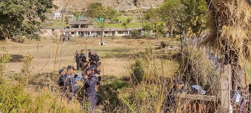 बाजुरामा विद्यार्थी संगठनबीच झडप, प्रहरीद्वारा हवाई फायर