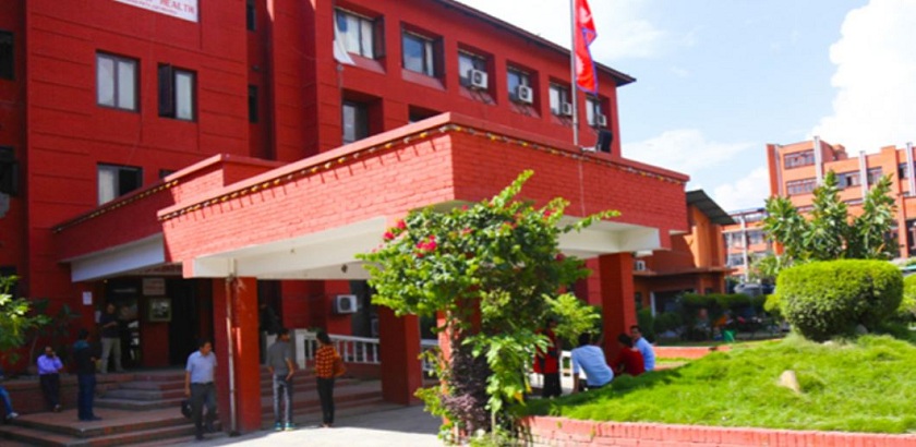 चुरोटको मूल्य अंकित पोष्टर किराना पसलमा टाँसे कारबाहीमा परिने
