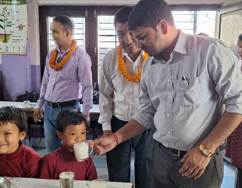 दूध दिवसको अवसरमा दूध पान गराउँदै एक लाख नगद सहयोग