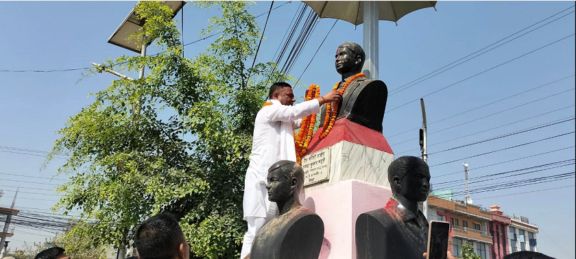 वनमन्त्री महतोद्वारा सहिद रमेश महतोको शालिकमा माल्यार्पण