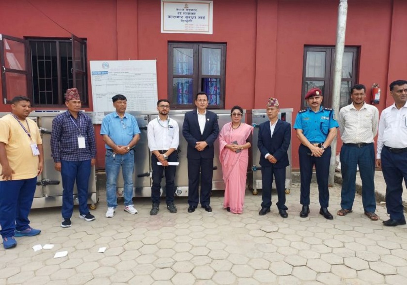 मन्त्री श्रेष्ठले सिन्धुली कारागारलाई हस्तान्तरण गरे राइस स्टिमर मेशिन