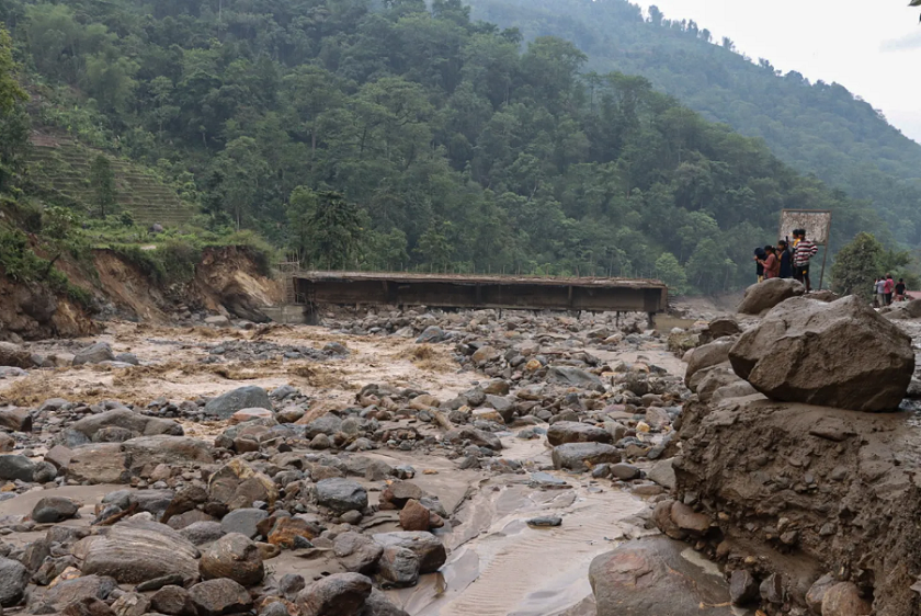 सङ्खुवासभामा बाढी-पहिराेमा बेपत्ता भएकाहरूको खोजी गर्न कुकुर परिचालन